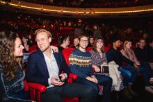 Jongere bezoekers in de Grote zaal tijdens de Flirt XL