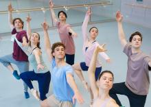 Junior Company-dansers in kleding van UNIQLO