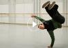 Breakdancer tijdens repetitie voor Dorian
