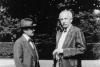 Hugo von Hofmannsthal en Richard Strauss samen in een tuin in gesprek