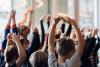 Dansende leerlingen in een aula