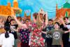Docent repeteert met kinderen in de klas