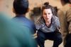 Kinderen met gids in het theater