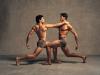 Twee mannelijke dansers als monument
