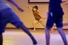 Een jongen danst in een repetitieruimte