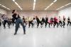 Leerlingen dansen met een workshopdocent