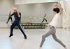Ernst Meisner repeteert in de studio van Het Nationale Ballet